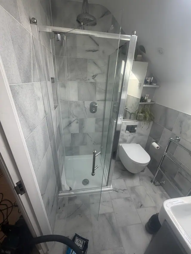 Compact shower room with grey marble-effect tiling