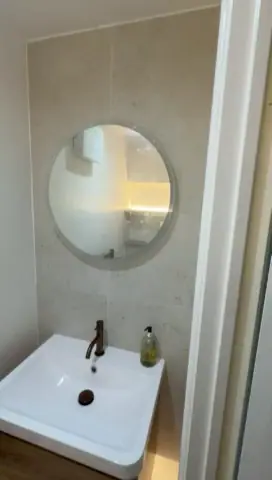 Video tour of a contemporary stone-effect bathroom